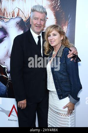 David Lynch et Kimmy Robertson assistent à la première de « Twin Peaks: The Entire Mystery » à Los Angeles, Californie. Banque D'Images