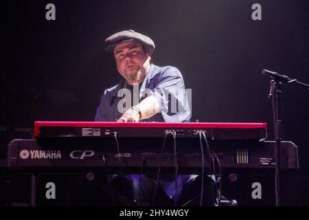 Marty Sammon, claviériste américain, interprète avec le groupe Damn Right de Buddy Guy à la salle Pleyel, Paris, France, le 6 novembre 2018. Banque D'Images