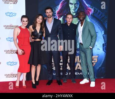 Elizabeth Henstridge, Chloe Bennett, Brett Dalton, Iain de Caestecker et J. August Richards assistent à la première mondiale des gardiens de la Galaxie qui s'est tenue au Dolby Theatre, Hollywood, le 21 juillet 2014. Banque D'Images