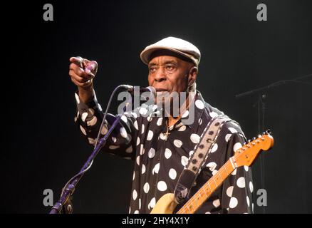 Le bluesman américain Buddy Guy se présente à la salle Pleyel, Paris, France, le 6 novembre 2018. Banque D'Images