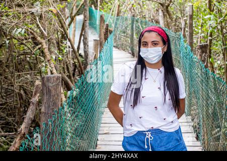 Belle fille de Latina debout sur le chemin de marche à Cocodrilario la Manzanilla, Jalisco, Mexique Banque D'Images