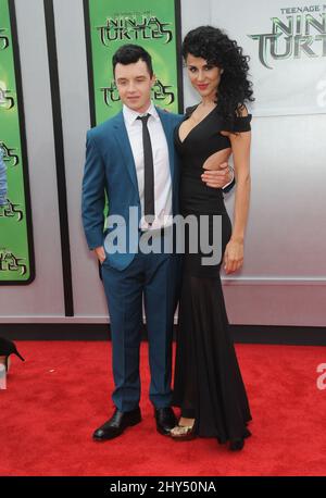 Noel Fisher & Layla Alizada assistant à la première des tortues Ninja, mutantes et adolescentes, à Los Angeles, au Regency Village Theatre Banque D'Images