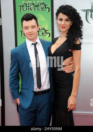 Noel Fisher & Layla Alizada assistant à la première des tortues Ninja, mutantes et adolescentes, à Los Angeles, au Regency Village Theatre Banque D'Images