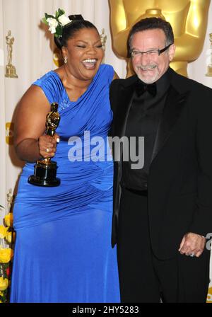 PHOTO DU DOSSIER : Robin Williams meurt à l'âge de 63 ans. Mo'Nique et Robin Williams à l'Academy Awards 82nd (Oscars). (Los Angeles, CA) Banque D'Images