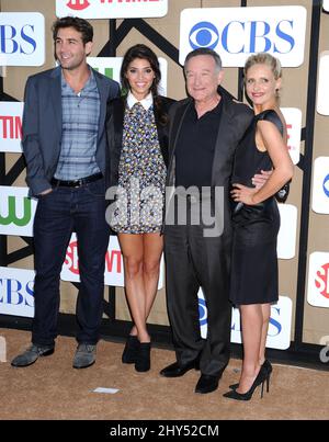 PHOTO DU DOSSIER : Robin Williams meurt à l'âge de 63 ans. 29 juillet 2013 Beverly Hills, ca. James Wolk, Amanda Setton, Robin Williams et Sarah Michelle Gellar CBS, Showtime et la fête annuelle des étoiles d'été CW 2013 qui s'est tenue à l'hôtel Beverly Hilton Banque D'Images