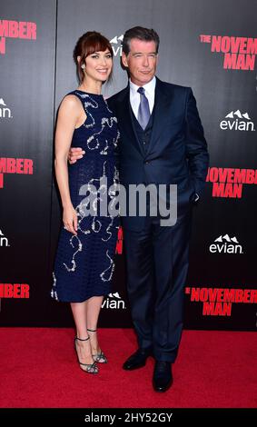 Olga Kurylenko et Pierce Brosnan assistent à la première du long métrage « The November Man » au TCL Chinese Theatre le mercredi 13 août 2014 à Los Angeles. Banque D'Images