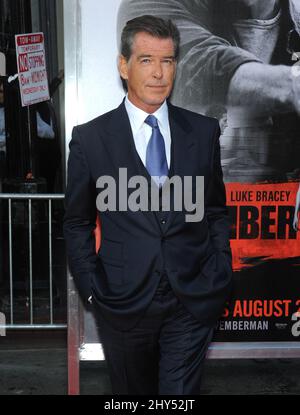 Pierce Brosnan assiste à la première du long métrage « The November Man » au TCL Chinese Theatre le mercredi 13 août 2014 à Los Angeles. Banque D'Images