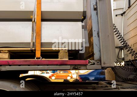 Transport de marchandises encombrantes solidement fixé à l'aide d'un harnais à cliquet en nylon, mise au point sélective Banque D'Images