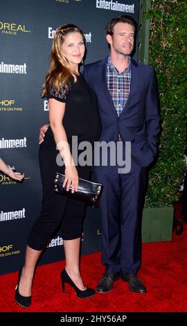 Scott Foley, Marika Dominczyk, participant à la soirée pré-Emmy du Entertainment Weekly 2014 qui s'est tenue à la Fig & Olive Melrose place Banque D'Images