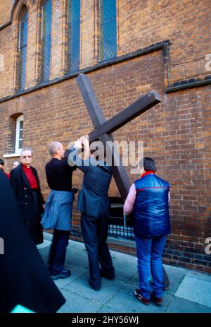 Vendredi Saint Marche des témoins lecture de l'Evangile du couvent St Matthew St Mary Roehampton Angleterre Banque D'Images