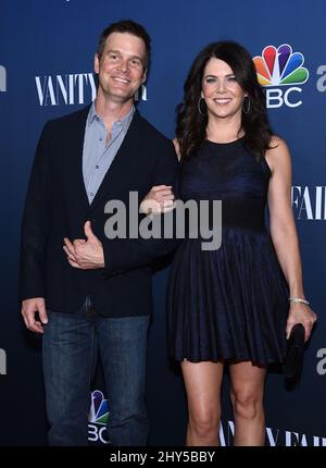 Peter Krause et Lauren Graham assistent à l'événement tapis rouge de la saison 2014-2015 de la NBC Vanity Fair à Hyde Sunset Kitchen Banque D'Images