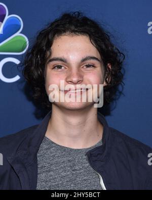 Max Burkholder participant à l'événement tapis rouge de la saison 2014-2015 de la NBC Vanity Fair à Hyde Sunset Kitchen Banque D'Images