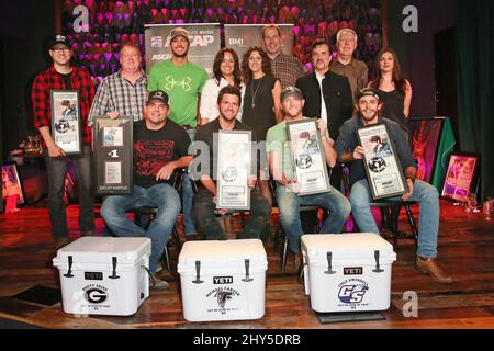 Luke Bryan, Rhett Akins, Michael carter, Cole Swindell, Thomas Rhett participant à la soirée « Get Me some of This », la première partie tenue au Sutler à Nashville, États-Unis. Banque D'Images