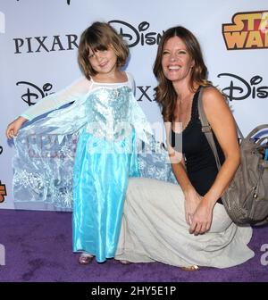 Michelle Stafford et Natalia Scout Lee Stafford assistent à l'événement VIP Halloween de Disney qui a eu lieu au Disney Consumer Products Campus, Glendale, CA, le 1 octobre 2014. Banque D'Images