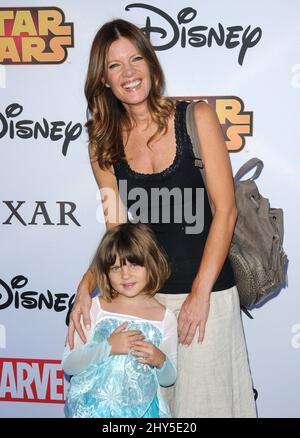 Michelle Stafford et Natalia Scout Lee Stafford assistent à l'événement VIP Halloween de Disney qui a eu lieu au Disney Consumer Products Campus, Glendale, CA, le 1 octobre 2014. Banque D'Images