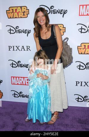 Michelle Stafford et Natalia Scout Lee Stafford assistent à l'événement VIP Halloween de Disney qui a eu lieu au Disney Consumer Products Campus, Glendale, CA, le 1 octobre 2014. Banque D'Images