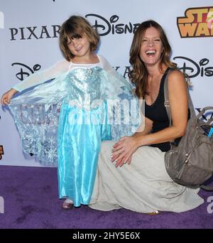 Michelle Stafford et Natalia Scout Lee Stafford assistent à l'événement VIP Halloween de Disney qui a eu lieu au Disney Consumer Products Campus, Glendale, CA, le 1 octobre 2014. Banque D'Images