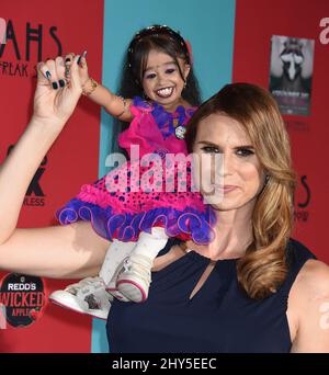 Jyoti Amge et Erika Ervin assistent à la première saison de l'American Horror Story: Freak Show au Théâtre chinois Banque D'Images