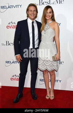 Luke Bracey & Liana Liberato participe à la première mondiale « The Best of Me » au Regal Cinema de Los Angeles Banque D'Images