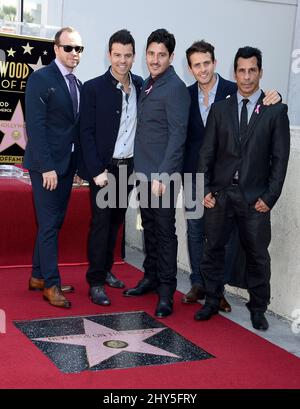 Donnie Wahlberg, Jordan Knight, Jonathan Knight, Joey McIntyre et Danny Wood assistent aux nouveaux enfants lors de la cérémonie des étoiles Block Walk of Fame sur Hollywood Blvd, Hollywood, Californie. Banque D'Images