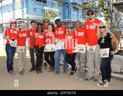 Alicia Witt, Emily Bergl, Jeremy Allen White, Shanola Hampton, William H. Macy, Emma Kenney, Glynn Turman, Kristen Bell, Donis Leonard Jr., Steve Howey et Erin Rank participant à la série Showtime 'Shhameless' et 'House of Lys' construisent des maisons abordables avec Habitat pour l'humanité du Grand Los Angeles en Californie, États-Unis. Banque D'Images