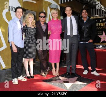 Simon Helberg, Melissa Rausch, Johnny Galecki, Kaley Cuoco, Jim Parsons et Kunal Nayyar assistent à la cérémonie des étoiles du Kaley Cuoco Hollywood Walk of Fame à Los Angeles Banque D'Images