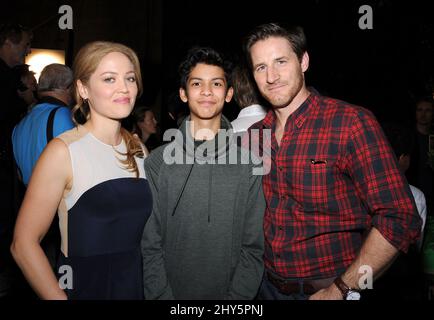 Erika Christensen, Xolo Maridueña et Sam Jaeger assistent à l'épisode 100th de Parenthood aux studios Universal d'Hollywood, en Californie. Banque D'Images