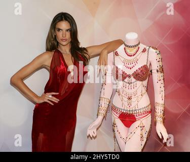 Alessandra Ambrosio participe aux débuts de la brassière Secret Dream Angels Fantasy dans le centre commercial Fashion Show de Las Vegas, Nevada, le 13 novembre 2014. Banque D'Images