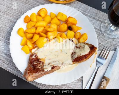 Rôti de veau servi avec des pommes de terre frites Banque D'Images