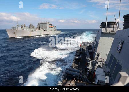 220311-N-UN585-1365 MER MÉDITERRANÉE (11 mars 2022) le destroyer de missiles guidés de la classe Arleigh Burke USS Ross (DDG 71) s'éloigne du navire de fret sec de la classe Lewis et Clarke USNS Robert E. Peary (T-AKE 5) après avoir effectué un réapprovisionnement en mer, en mars 11. Ross, déployé vers l'avant à Rota, en Espagne, effectue sa patrouille de 12th dans la zone de la Sixième flotte des États-Unis pour soutenir les alliés et les partenaires régionaux et les intérêts de sécurité nationale des États-Unis en Europe et en Afrique. (É.-U. Photo de la marine par la classe 2nd Spécialiste des communications de masse Claire DuBois/sortie) Banque D'Images