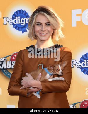 Julianne Hough à la cause de FOX pour les mâchoires: Un chien All-Star spectaculaire au Barker Hanger à Los Angeles, Etats-Unis. Banque D'Images