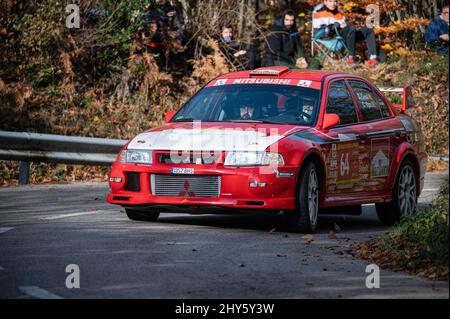 Red Mitsubishi lancer Evolution VI conduite de voiture de rallye pendant la compétition Rally Costa Brava 69th Banque D'Images