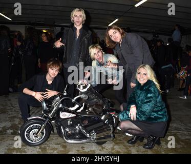 R5 au cours de la parade de Noël hollywoodienne annuelle 83rd arrive sur Hollywood Blvd, Los Angeles. Banque D'Images