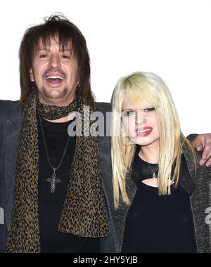 Richie Sambora et Orianthi lors de la parade de Noël hollywoodienne annuelle 83rd arrivent sur Hollywood Blvd, Los Angeles. Banque D'Images