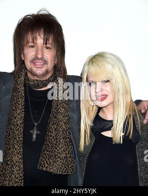 Richie Sambora et Orianthi lors de la parade de Noël hollywoodienne annuelle 83rd arrivent sur Hollywood Blvd, Los Angeles. Banque D'Images