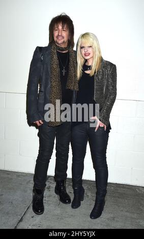 Richie Sambora et Orianthi lors de la parade de Noël hollywoodienne annuelle 83rd arrivent sur Hollywood Blvd, Los Angeles. Banque D'Images