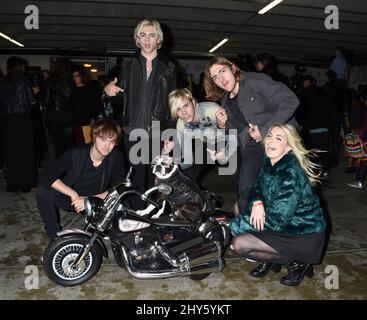 R5 au cours de la parade de Noël hollywoodienne annuelle 83rd arrive sur Hollywood Blvd, Los Angeles. Banque D'Images