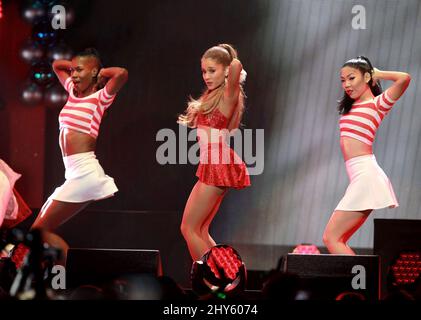 Ariana Grande se produit lors du concert Jingle ball de KIIS FM au Staples Center de Los Angeles. Banque D'Images