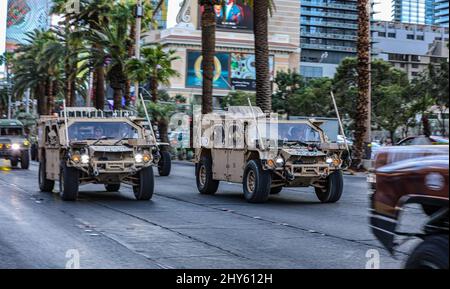 Des bérets verts avec le groupe des forces spéciales 5th (Airborne) accueillent les spectateurs sur le Strip de Las Vegas dans leur véhicule de mobilité terrestre 1,1s lors du défilé de la monnaie 400 le 09 mars 2022. La course tout-terrain annuelle dans le désert américain offre un lieu unique pour les bérets verts afin de tester leur mobilité longue distance dans le désert sur 200 kilomètres du désert du Nevada. (É.-U. Photo de l'armée par le Sgt. 1st classe Iman Broady-Chin) Banque D'Images