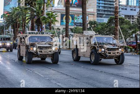 Des bérets verts avec le groupe des forces spéciales 5th (Airborne) accueillent les spectateurs sur le Strip de Las Vegas dans leur véhicule de mobilité terrestre 1,1s lors du défilé de la monnaie 400 le 09 mars 2022. La course tout-terrain annuelle dans le désert américain offre un lieu unique pour les bérets verts afin de tester leur mobilité longue distance dans le désert sur 200 kilomètres du désert du Nevada. (É.-U. Photo de l'armée par le Sgt. 1st classe Iman Broady-Chin) Banque D'Images