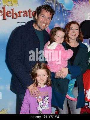 Alyson Hannigan, Alexis Denisof assister aux cadeaux Disney on Ice célébrons! Organisé au Staples Center de Los Angeles, Californie Banque D'Images