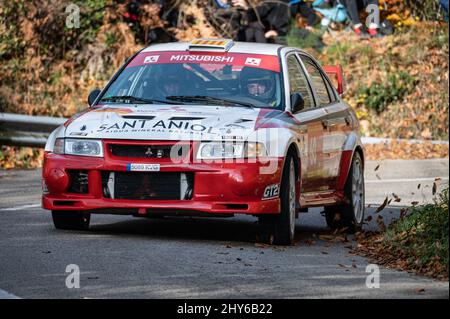 Edition vintage 69th du rallye de la Costa Brava Mitsubishi lancer Evolution VI sur une route de course Banque D'Images