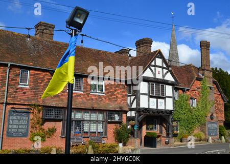 Le pub Henry VIII de Hever, un grand nombre de visiteurs du château de Hever, porte un drapeau ukrainien en hommage à la lutte du pays avec la Russie Banque D'Images