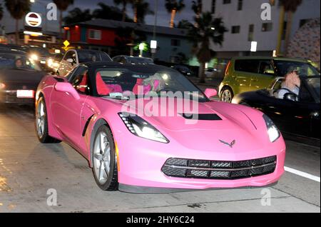 Panneau d'affichage Queen Angelyne conduite autour d'Hollywood dans sa toute nouvelle Corvette rose, 30 janvier 2015 Hollywood, ca. Banque D'Images