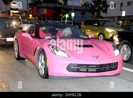 Panneau d'affichage Queen Angelyne conduite autour d'Hollywood dans sa toute nouvelle Corvette rose, 30 janvier 2015 Hollywood, ca. Banque D'Images