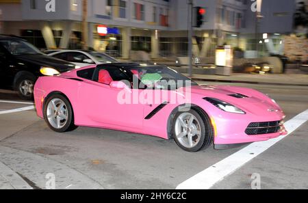 Panneau d'affichage Queen Angelyne conduite autour d'Hollywood dans sa toute nouvelle Corvette rose, 30 janvier 2015 Hollywood, ca. Banque D'Images