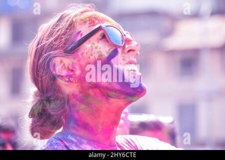 Jeune touriste femelle avec peinture colorée appréciant le festival Holi au Népal Banque D'Images