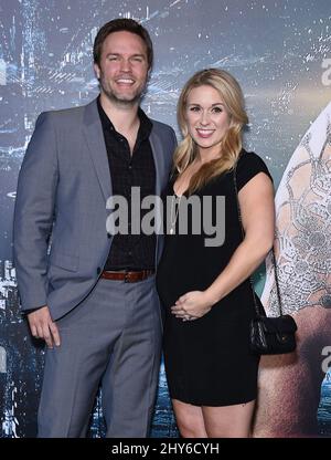 Scott porter et Kelsey Mayfield participant à la première « Jupiter Ascending » à Los Angeles Banque D'Images