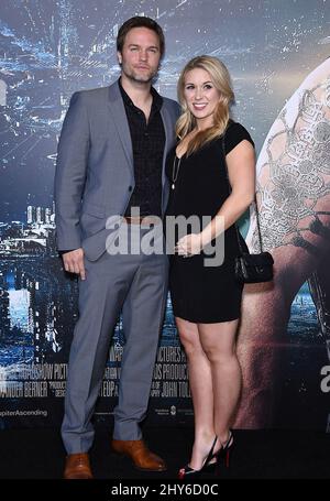 Scott porter et Kelsey Mayfield participant à la première « Jupiter Ascending » à Los Angeles Banque D'Images