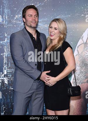 Scott porter et Kelsey Mayfield participant à la première « Jupiter Ascending » à Los Angeles Banque D'Images